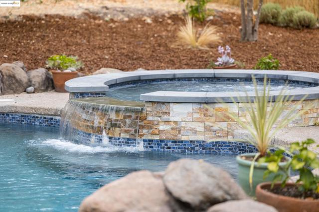 150 Santa Rita Dr, Walnut Creek CA: https://media.crmls.org/mediaz/6c40524f-412a-4e94-8913-156cb7aab137.jpg