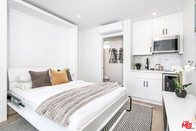 732 N Cherokee Avenue, Los Angeles CA: https://media.crmls.org/mediaz/6c40d34a-ad7a-4b25-9d63-5b703ef1eb3e.jpg