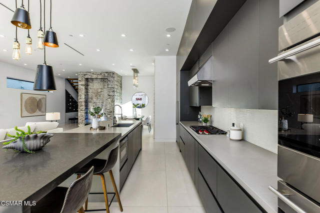 829 Flower Avenue, Venice CA: https://media.crmls.org/mediaz/6c40e1f6-d39f-4401-9041-8b7c0eeb907d.jpg