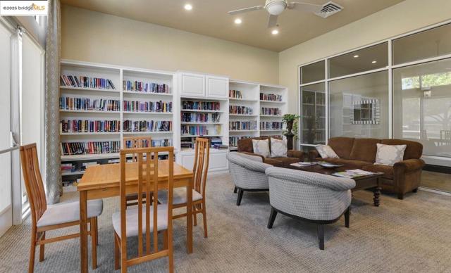 540 Central Park Pl, Brentwood CA: https://media.crmls.org/mediaz/6c41ca13-bd45-431d-b45b-301fe67b4bf7.jpg
