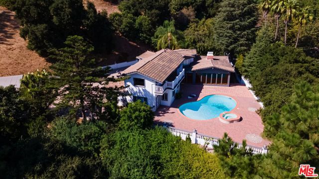 3200 Oakley Drive, Los Angeles CA: https://media.crmls.org/mediaz/6c421be1-eb57-4959-9443-d3cb5160e273.jpg