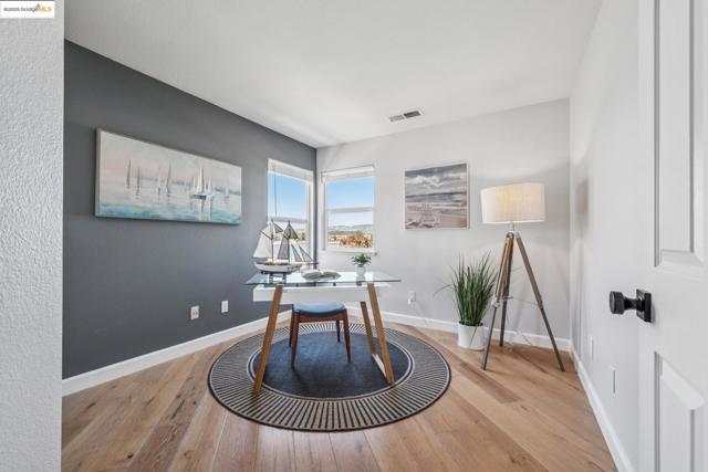 3 Harbor View Dr, Richmond CA: https://media.crmls.org/mediaz/6c427ed1-8257-4b54-b73a-2abbde69d30d.jpg