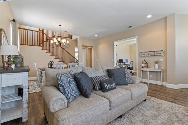6454 Green Castle Cir, Discovery Bay CA: https://media.crmls.org/mediaz/6c42f0d4-736f-48c3-9e43-e261f60fe3d8.jpg