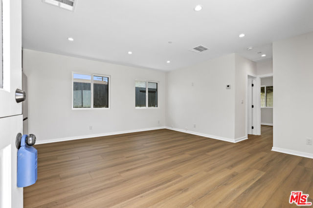 2700 S Palm Grove Avenue, Los Angeles CA: https://media.crmls.org/mediaz/6c434130-fac2-4de8-b412-846c9042143f.jpg