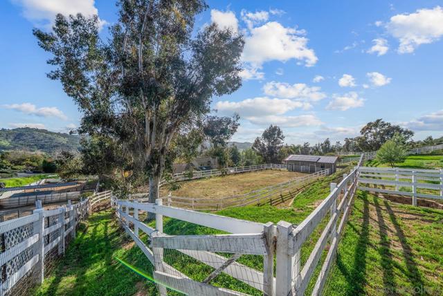 7102 Via Mariposa Norte, Bonsall CA: https://media.crmls.org/mediaz/6c439043-dbad-4c79-b4df-c169730406cf.jpg