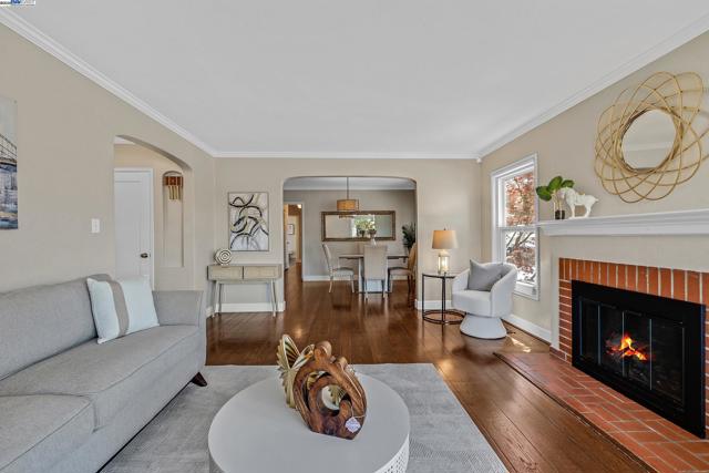 297 Lorraine Blvd, San Leandro CA: https://media.crmls.org/mediaz/6c43bd67-e2e9-413f-874c-f21b4a5be667.jpg