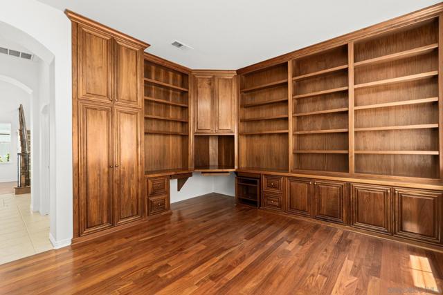 616 Marlin Ln, Carlsbad CA: https://media.crmls.org/mediaz/6c440840-f0e3-4dce-ae34-273f8ea83d1a.jpg