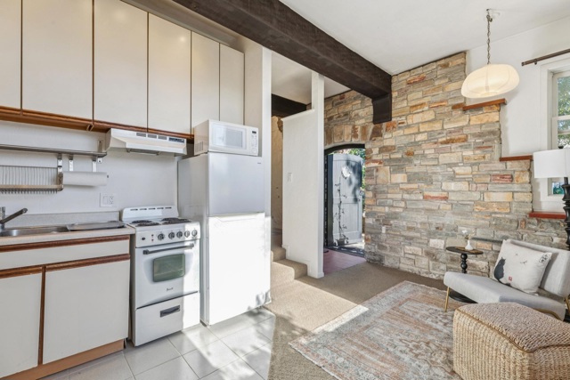 28 Marina Court Dr, San Rafael CA: https://media.crmls.org/mediaz/6c441d77-8466-44e9-afc5-ef679bd2bd52.jpg