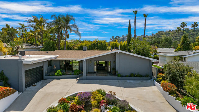 8400 Mulholland Drive, Los Angeles CA: https://media.crmls.org/mediaz/6c445ae0-5e83-45b5-93a6-2e71f019cbed.jpg