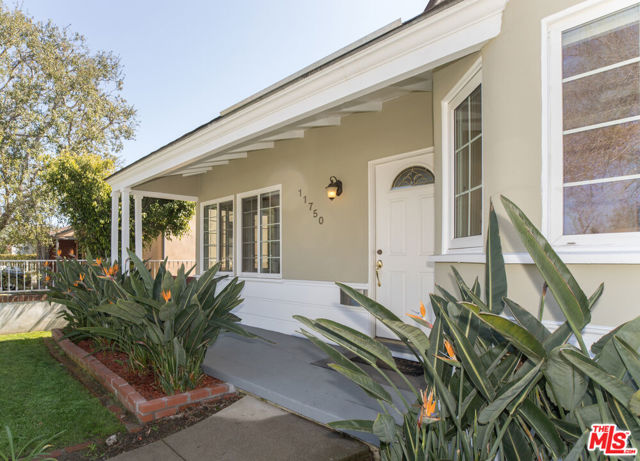11750 Tennessee Avenue, Los Angeles CA: https://media.crmls.org/mediaz/6c44a385-d172-4bcc-b630-5c29f4b59b1b.jpg