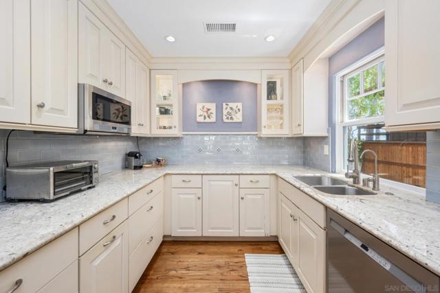 3733 La Cresta Dr, San Diego CA: https://media.crmls.org/mediaz/6c44e19a-7861-4354-8568-91b0e554af4b.jpg
