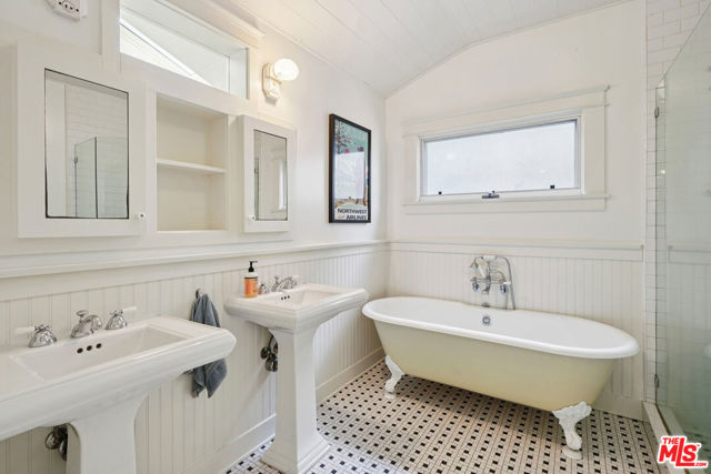 813 Crestmoore Place, Venice CA: https://media.crmls.org/mediaz/6c44fc0b-d387-4605-ac61-be6521765f20.jpg