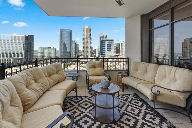 700 W Harbor Dr, San Diego CA: https://media.crmls.org/mediaz/6c45ac2c-b770-4edf-a5f7-c418fc827ca4.jpg