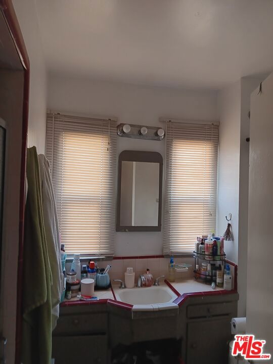 https://media.crmls.org/mediaz/6c45c92d-44d5-4668-8c10-475198e6c89f.jpg?preset=X-Large
