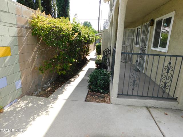 6213 Whitsett Avenue, North Hollywood CA: https://media.crmls.org/mediaz/6c461066-c378-4ec4-aae4-5f7d3da56f44.jpg