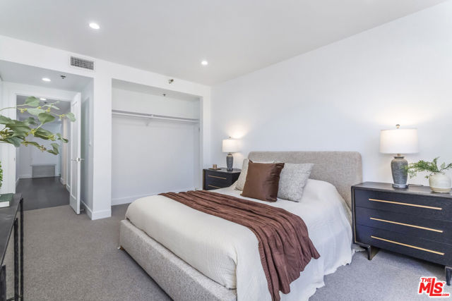 410 S Barrington Avenue, Los Angeles CA: https://media.crmls.org/mediaz/6c465768-8ace-4ff3-839b-f5353531846b.jpg