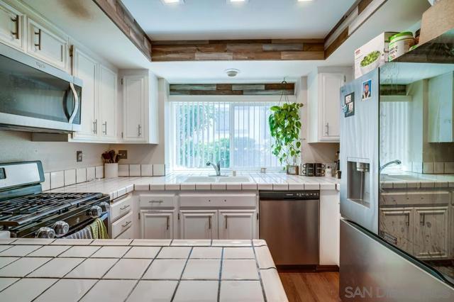 1721 Maxwell Ln, Corona CA: https://media.crmls.org/mediaz/6c46e74f-213f-4332-8cb9-daf40c47775f.jpg