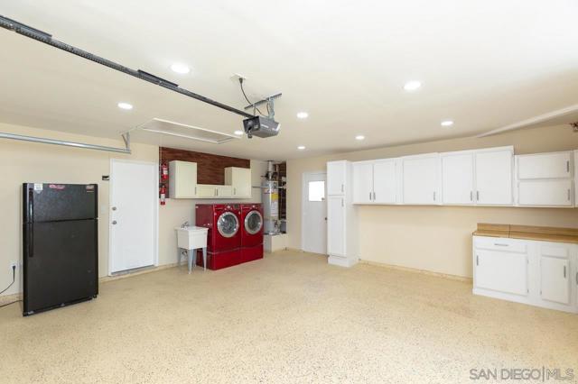 12274 Gay Rio Dr, Lakeside CA: https://media.crmls.org/mediaz/6c472684-3084-4b34-bb9b-deed9a6d670d.jpg
