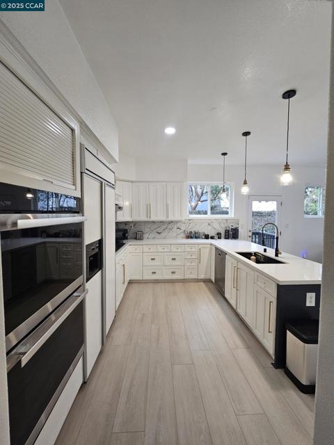 2785 Butters Dr, Oakland CA: https://media.crmls.org/mediaz/6c474125-8df9-493d-8d07-86b736efbeb2.jpg
