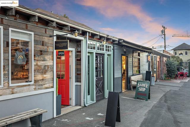 428 Cavour St, Oakland CA: https://media.crmls.org/mediaz/6c481006-98b1-4eba-a824-b7e00e4b2704.jpg