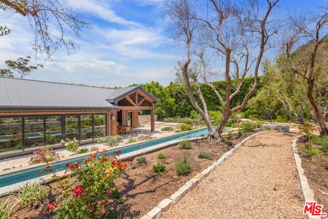 937 & 935 Las Lomas Avenue, Pacific Palisades CA: https://media.crmls.org/mediaz/6c48238a-3cec-4080-958d-be0c344d7d85.jpg