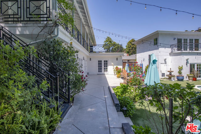 2241 Betty Lane, Beverly Hills CA: https://media.crmls.org/mediaz/6c48333d-e0e7-4254-ad02-9d7da6932f9c.jpg