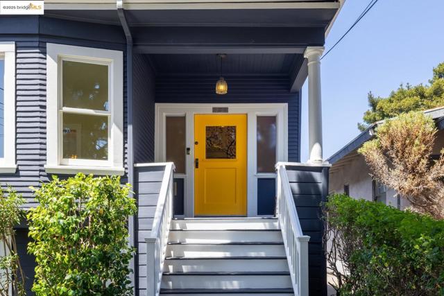824 Arlington Avenue, Oakland CA: https://media.crmls.org/mediaz/6c4885fd-05aa-420d-8a84-df6b7eaee1c3.jpg