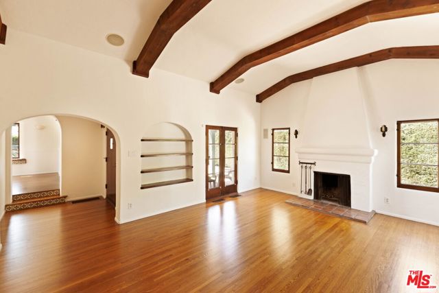 112 N Valley Street, Burbank CA: https://media.crmls.org/mediaz/6c4886d8-51e3-4c76-9e31-38de9031161e.jpg