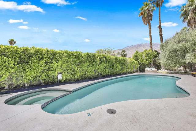 1385 E Via Escuela, Palm Springs CA: https://media.crmls.org/mediaz/6c48aea0-3f67-4566-8043-630f1129e6ce.jpg