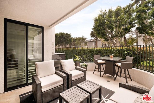 2940 Neilson Way, Santa Monica CA: https://media.crmls.org/mediaz/6c49f214-c273-4f9e-b6e2-4e04f8b8bd37.jpg