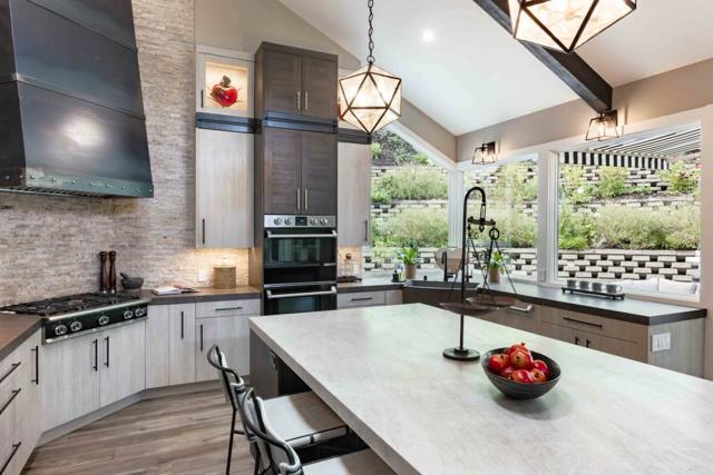 5 Oak Forest Court, Portola Valley CA: https://media.crmls.org/mediaz/6c4b1dd8-5a77-4a77-bbaf-182bccadb48b.jpg