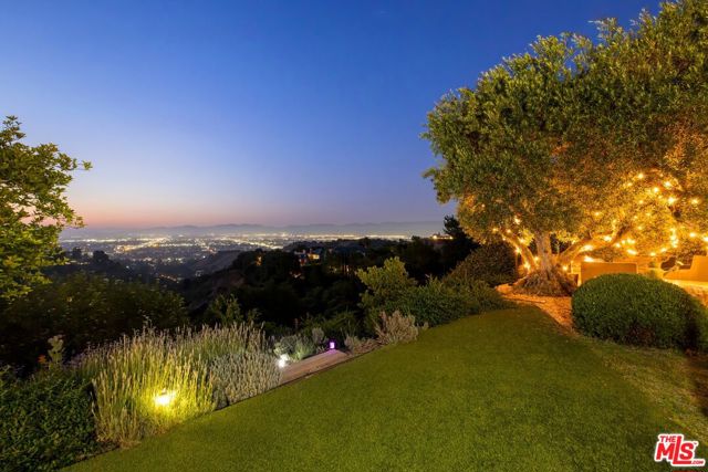 3396 Stone Ridge Lane, Los Angeles CA: https://media.crmls.org/mediaz/6c4bc761-362e-4e72-a129-4dd3542a3cad.jpg