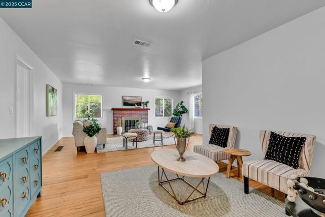 280 Sierra Dr, Walnut Creek CA: https://media.crmls.org/mediaz/6c4cc78a-77f0-4608-ac98-c5bfd40268ae.jpg