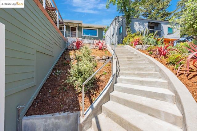 6815 Paso Robles Dr, Oakland CA: https://media.crmls.org/mediaz/6c4cd752-b2cb-4069-92ae-94b1b4cd1a9c.jpg