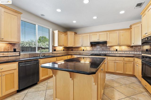 906 Natoma Ct, Discovery Bay CA: https://media.crmls.org/mediaz/6c4ddf74-229b-4d0a-baa4-4ada8fbc4814.jpg