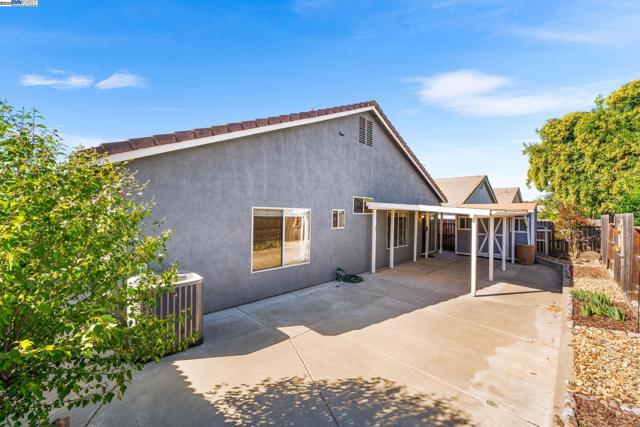 1983 Cork Oak Ln, Manteca CA: https://media.crmls.org/mediaz/6c4dfeaf-83ac-49e1-a3bf-3e88f3079768.jpg