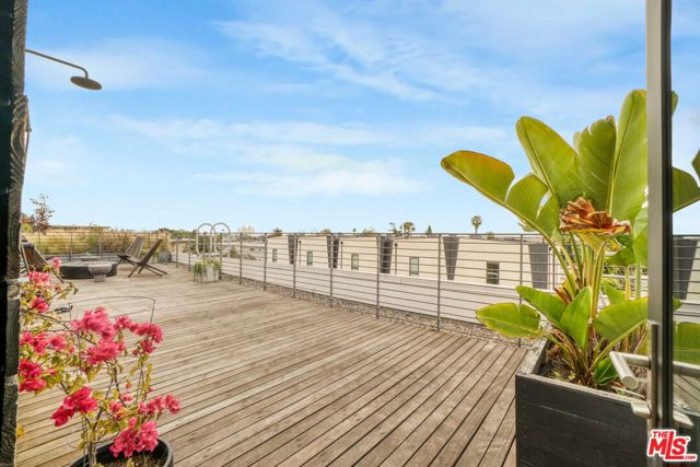 1335 N Fuller Avenue, Los Angeles CA: https://media.crmls.org/mediaz/6c4e8ebd-f864-4b57-abf0-191e4d682c77.jpg
