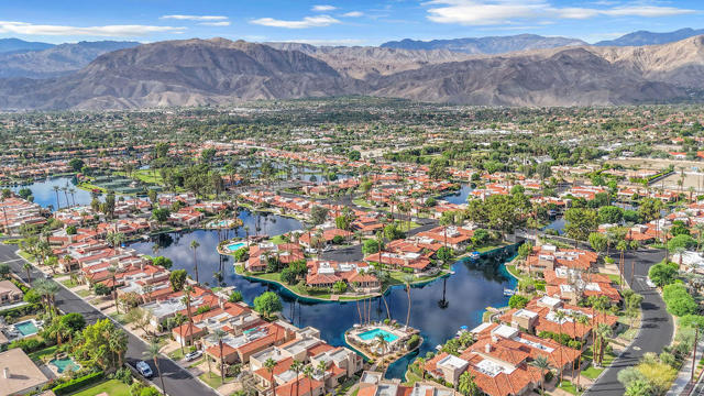 165 Lake Shore Drive, Rancho Mirage CA: https://media.crmls.org/mediaz/6c4f196d-52e3-4076-8fe6-b85754385051.jpg