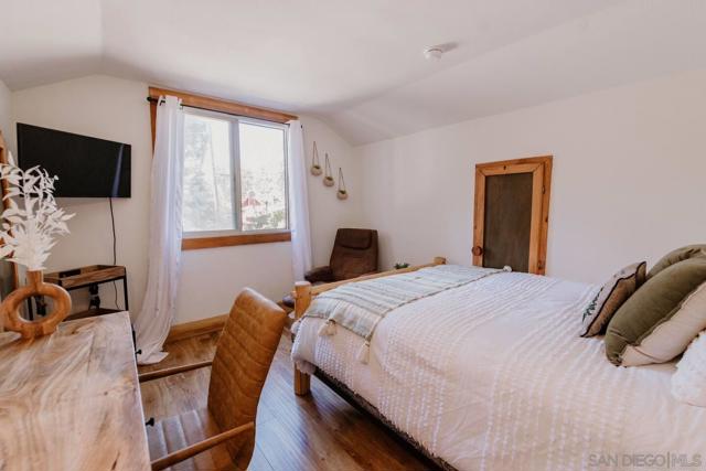 1027 W Country Club Blvd, Big Bear CA: https://media.crmls.org/mediaz/6c4fcee4-52de-4c5e-b0e1-92c58e1d7560.jpg