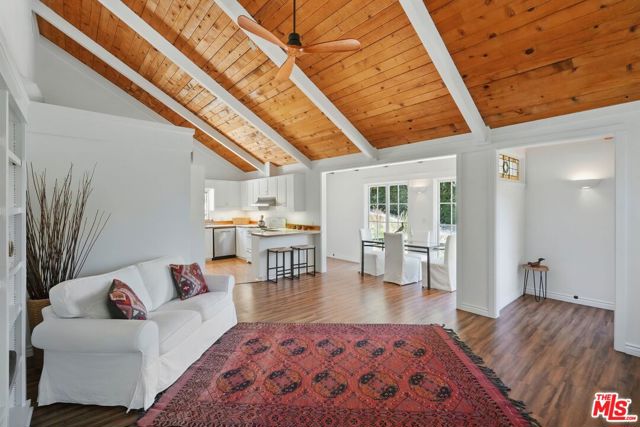 1527 Bainum Drive, Topanga CA: https://media.crmls.org/mediaz/6c51409b-2ea6-4261-91c0-8170bc484a46.jpg