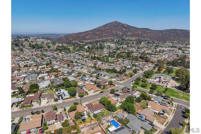 6387 Lake Badin Ave, San Diego CA: https://media.crmls.org/mediaz/6c52ad95-25b8-4786-b621-48fabddbf848.jpg