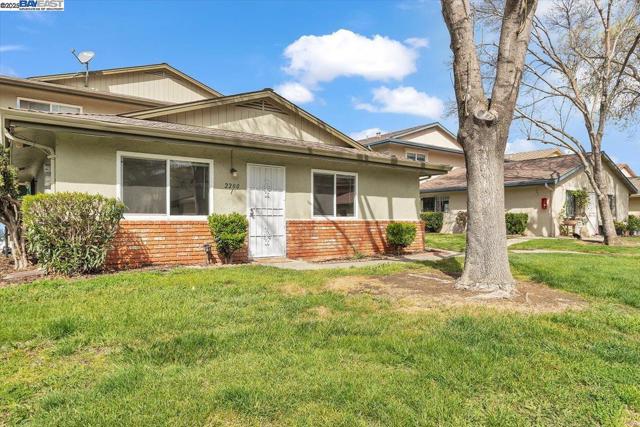 2200 Lemontree Way, Antioch CA: https://media.crmls.org/mediaz/6c52ce07-6686-4716-977e-4c1b5bee3f71.jpg