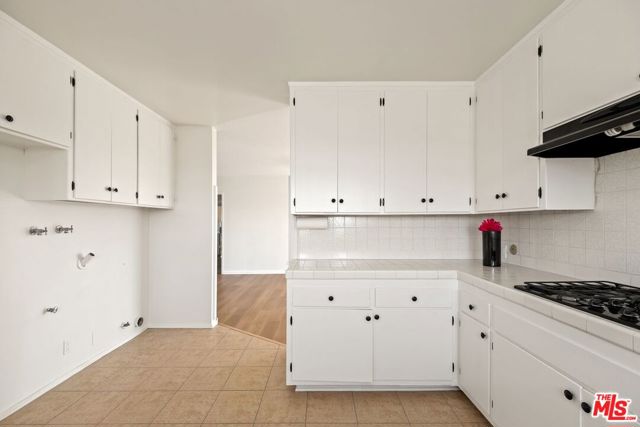 5804 S kings Road, Los Angeles CA: https://media.crmls.org/mediaz/6c53b292-22ad-4c6b-b210-a63ff5bd9e73.jpg