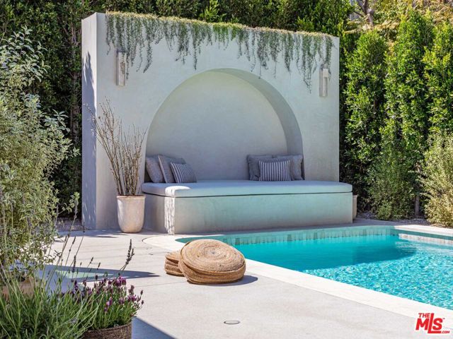309 N Arden Boulevard, Los Angeles CA: https://media.crmls.org/mediaz/6c55e992-b0e9-43dd-9b5d-bc29556295c4.jpg