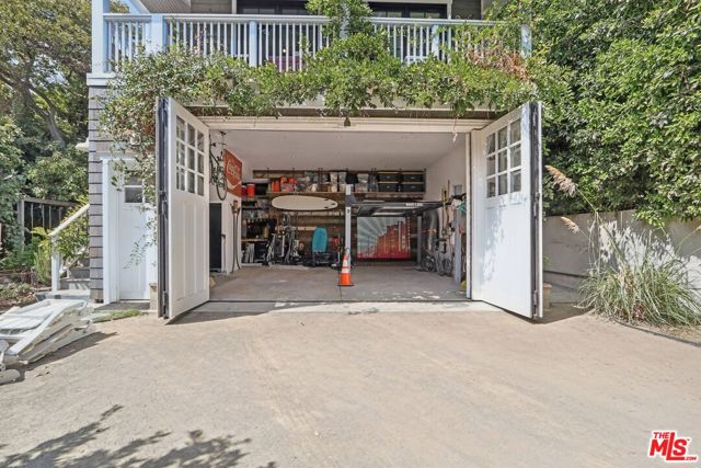 3143 Shelby Drive, Los Angeles CA: https://media.crmls.org/mediaz/6c5770fe-b567-4989-94ae-8e9c106904b4.jpg