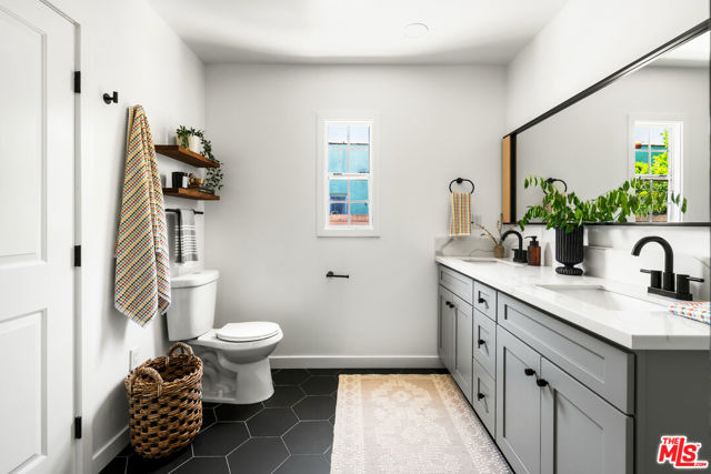 3627 W 64th Street, Los Angeles CA: https://media.crmls.org/mediaz/6c57ea5a-f0b4-4a53-ae5b-983982035870.jpg