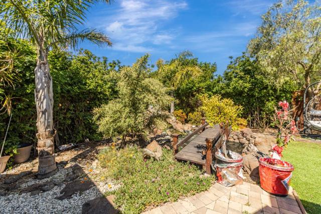 11550 Skyline Boulevard, Oakland CA: https://media.crmls.org/mediaz/6c57ea8f-8ac3-433e-9767-007bc845ecfa.jpg