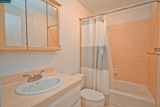 3279 Mt Diablo Ct, Lafayette CA: https://media.crmls.org/mediaz/6c585ac5-5770-4afd-a630-6609cb24871c.jpg