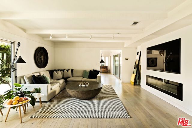 4101 Tarrybrae Terrace, Tarzana CA: https://media.crmls.org/mediaz/6c5892ca-b32c-478b-805c-e0532c45c47e.jpg