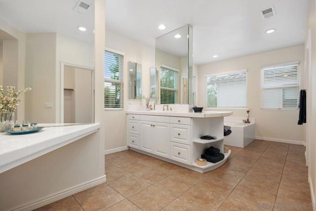 4772 Sunset Heights Ct, San Diego CA: https://media.crmls.org/mediaz/6c5a44d0-f903-445c-af00-c2815f8495bc.jpg
